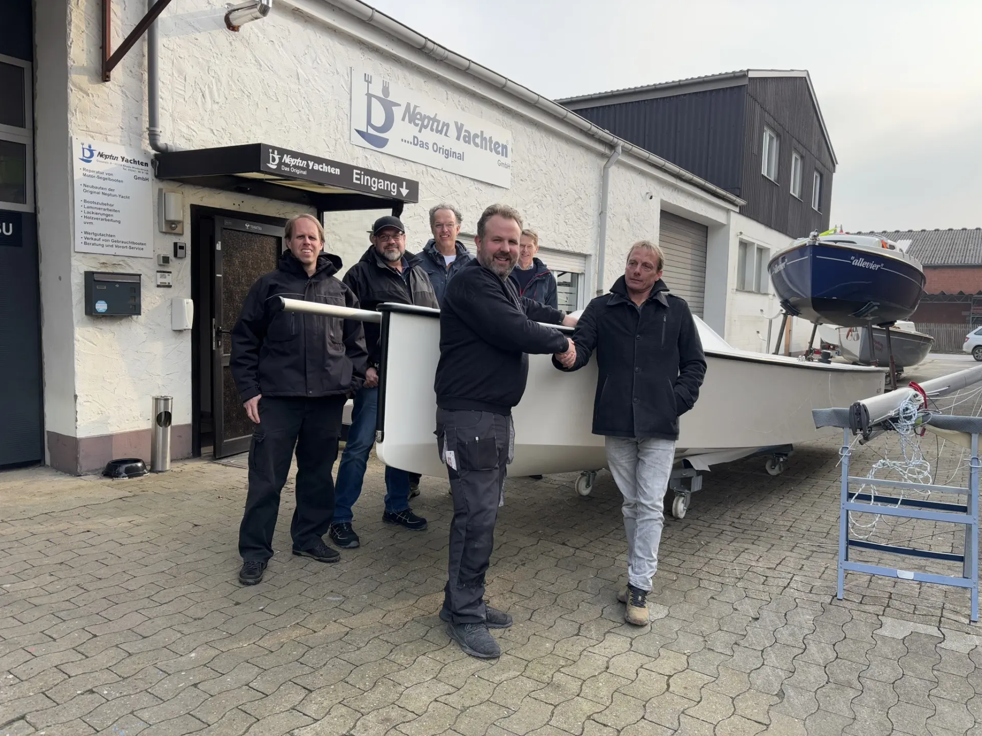 Falcon Segelboot – Übergabe durch Konstrukteur Klaas Goos an Neptun Yachten vor der Werft in Rheda-Wiedenbrück