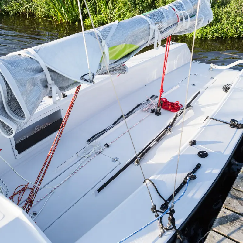 Aufgeräumtes Cockpit des Segelboots Falcon Racing mit Teakoptik und Riggführung