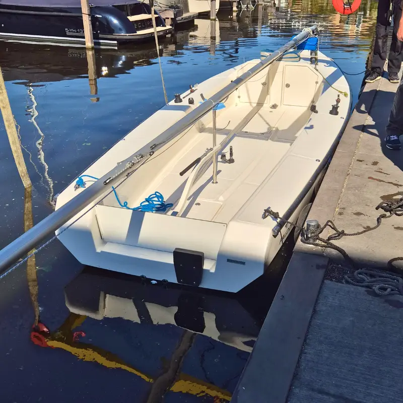 Blick ins leere Cockpit der Falcon mit liegenden Mast
