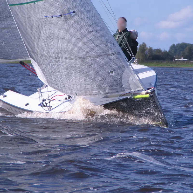 Falcon Racing mit dichtgeholtem Segel in sportlicher Schräglage
