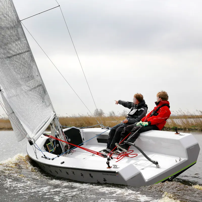Steuerbereich der Falcon Racing mit zwei Seglern im Einsatz