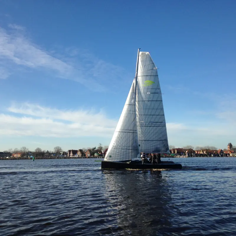 Segelboot Falcon vor Hafen – modernes Daysailer-Design