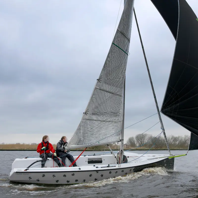 Falcon Racing unter Segeln – Seitenansicht mit voller Segelfläche