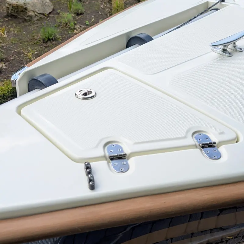 Bug der Falcon Race mit geschlossenem Ankerkasten und strukturierter Decksfläche