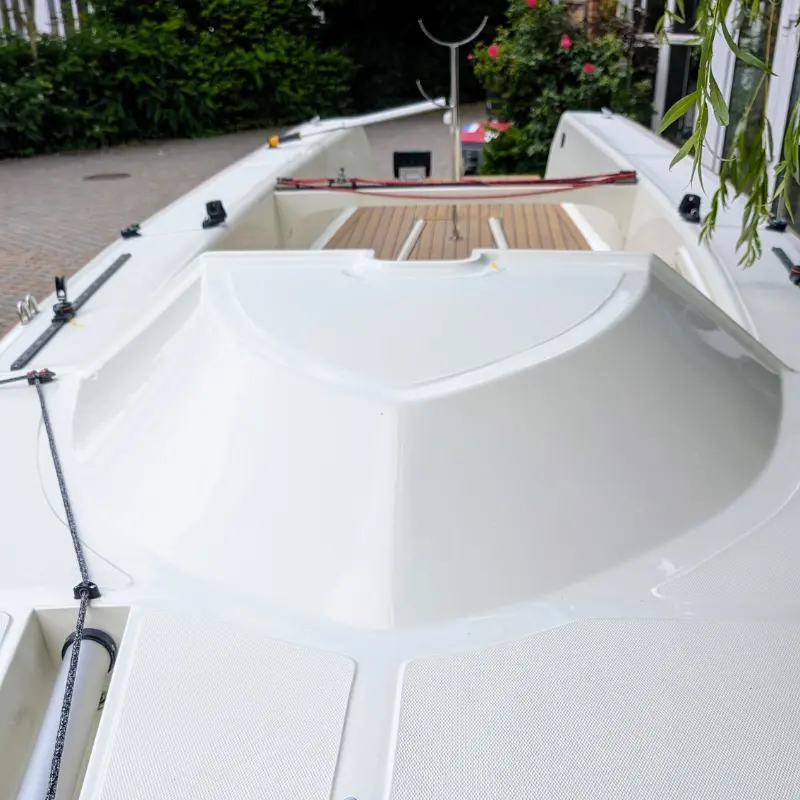 Aufsicht auf das Vorschiff der Falcon Race mit Aufbau, Trimmeinrichtung und Teakoptik