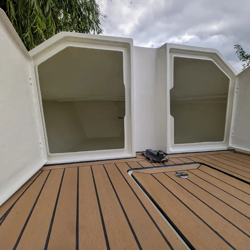 Geöffnete Staufächer der Falcon Race mit Blick in den trockenen Innenraum