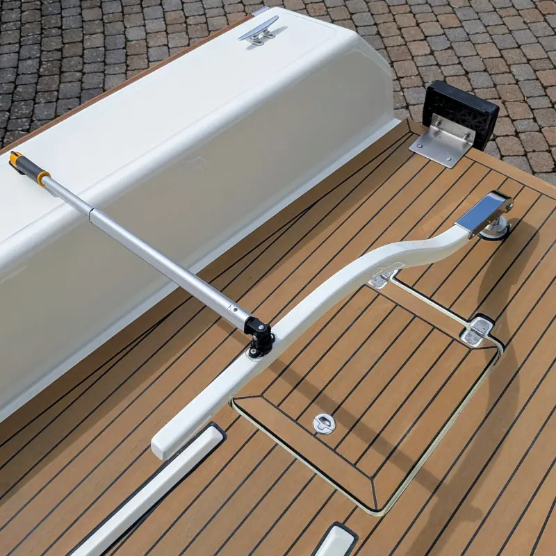 Falcon Race Cockpit mit GFK-Pinne, Pinnenverlängerung und Deck in Teakoptik