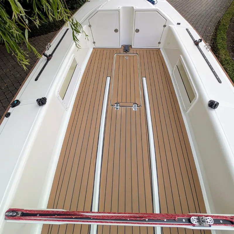 Plicht der Falcon Race mit Blick zur Kabine und auf umlaufende Trimmleinen