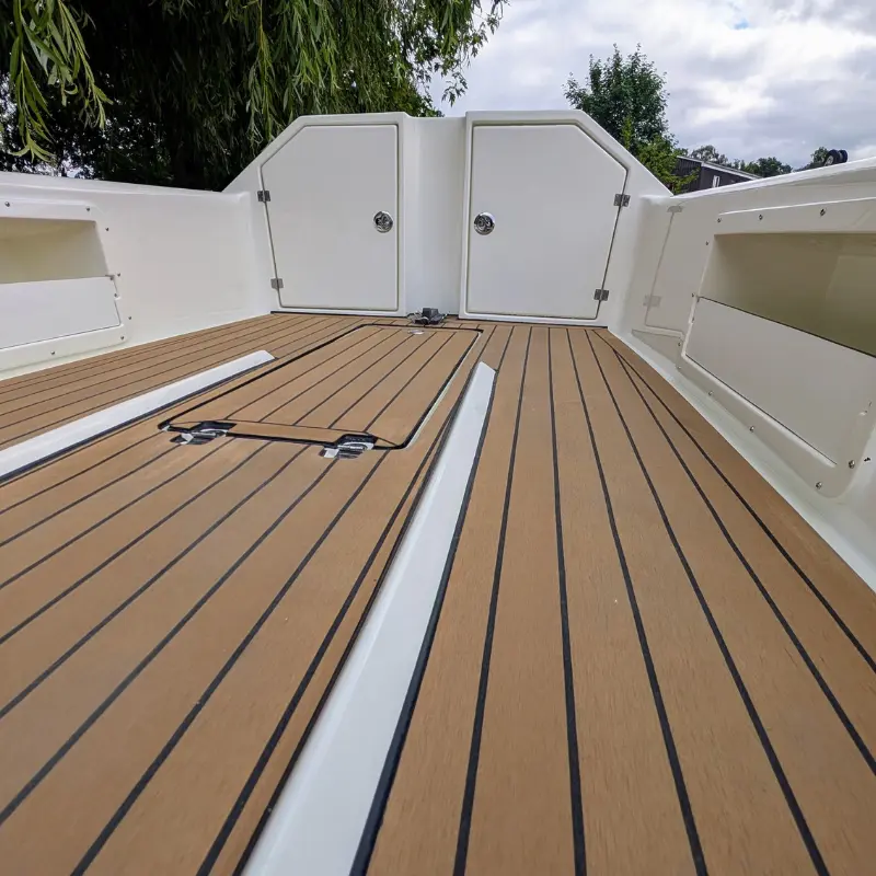 Großzügige Plicht der Falcon Race mit geschlossenen Staufächern und Teakdeck